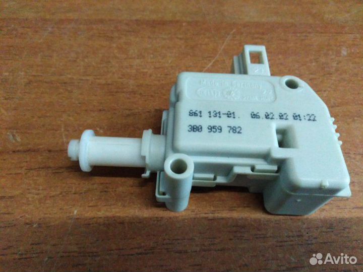 Активатор замка лючка бензобака Volkswagen Golf