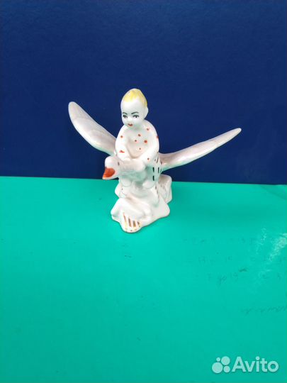 Фарфоровая статуэтка 