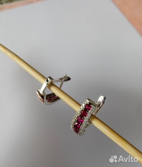 Комплект из белого золота с рубинами