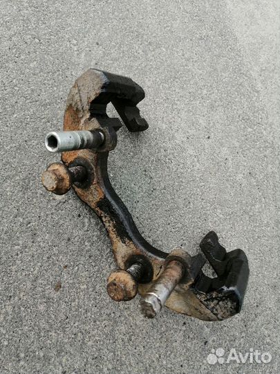 Скоба (опора) суппорта переднего Ford Focus II