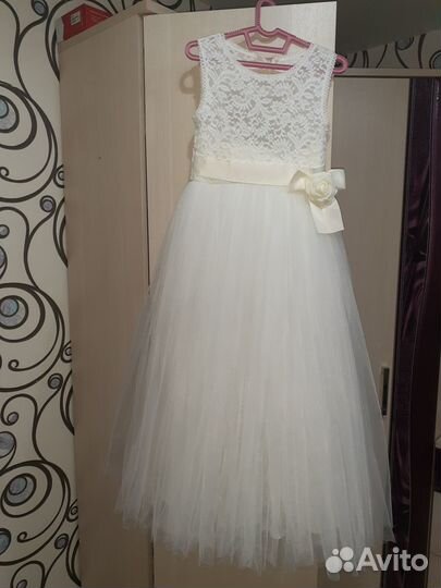 Продам нарядное платье для девочки