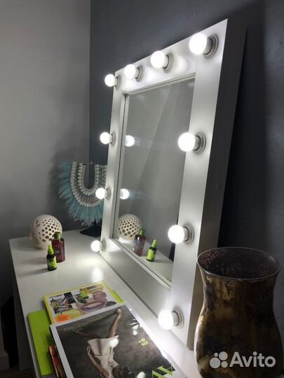 Зеркало гримерное 80х80 см белое