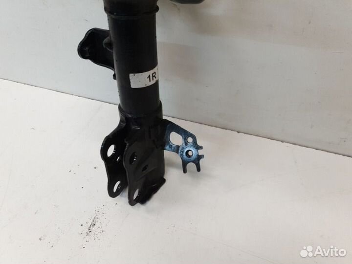 Амортизатор передний правый Toyota Camry V70 2018