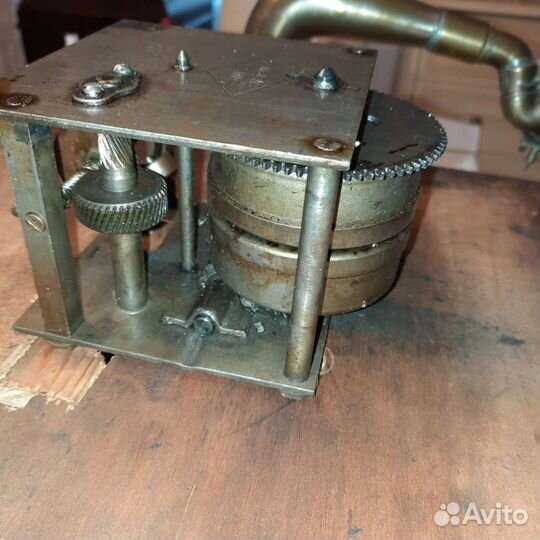 Граммофон swiss. Старинный.Швейцария