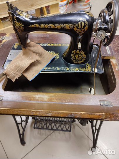 Швейная нож.машинка анквариат на чуг. станине пгмз