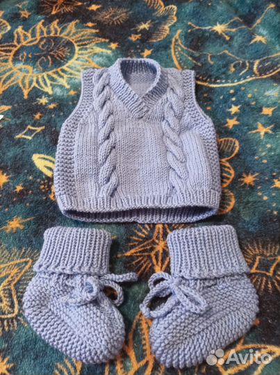 Комплект детской вязаный: жилет и пинетки