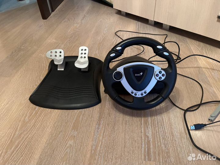 Игровой руль с педалями на пк genius