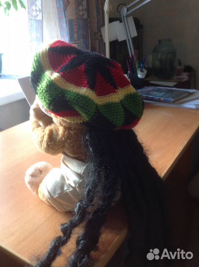 Шапка-берет с искусственными волосами