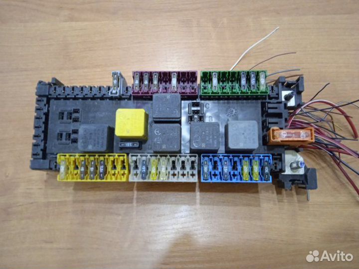 Блок реле (под задним сиденьем) Mercedes-Benz