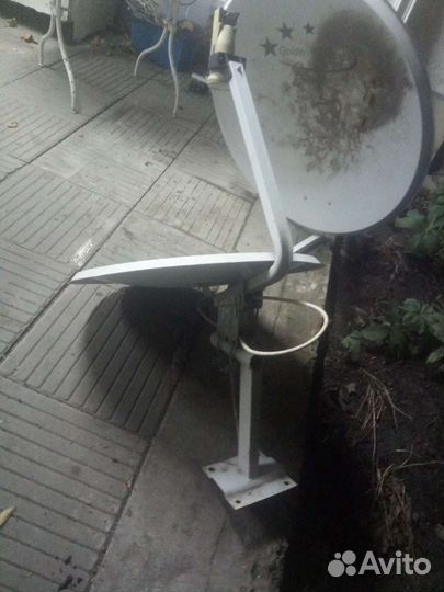 Спутниковая тарелка с держателем