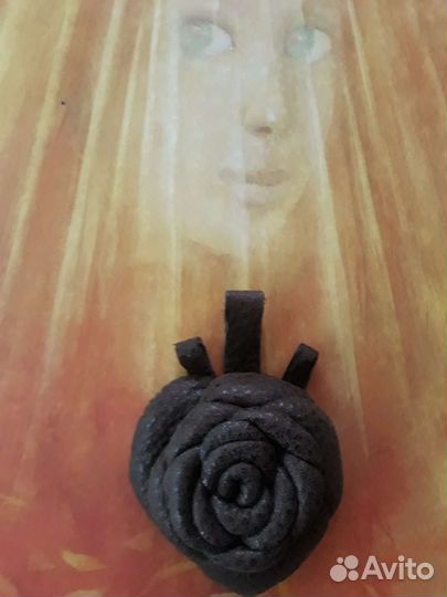 Брошь из натуральной кожи