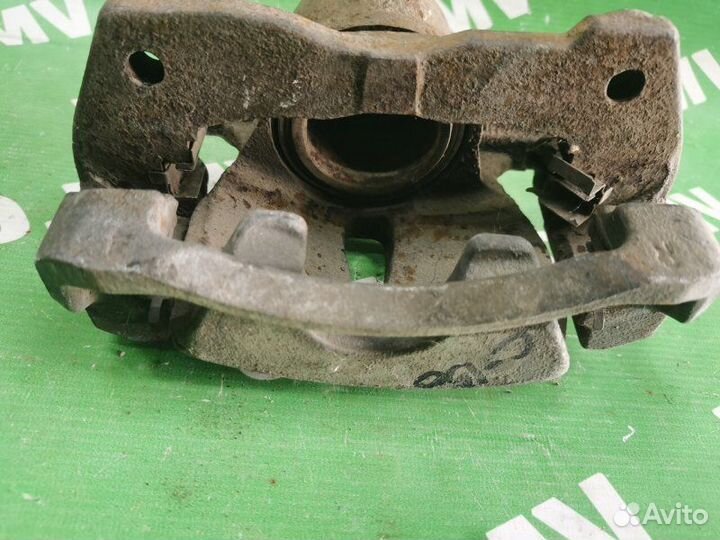 Суппорт передний правый Toyota Corolla E140