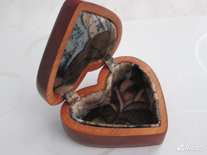 Шкатулка в виде сердца резная из дерева