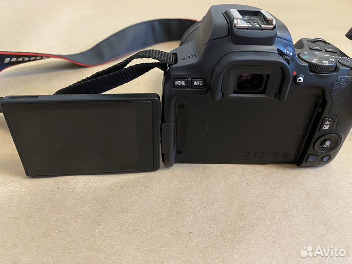 Зеркальный фотоаппарат canon 250d 18-55 kit