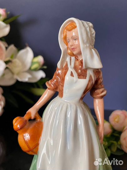 Фарфоровая статуэтка Доярка Англия