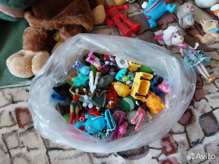 Пакетом игрушки мягкие, киндер и книги