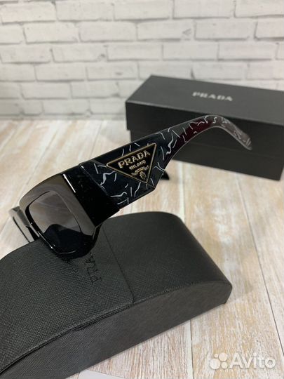 Солнцезащитные очки Prada