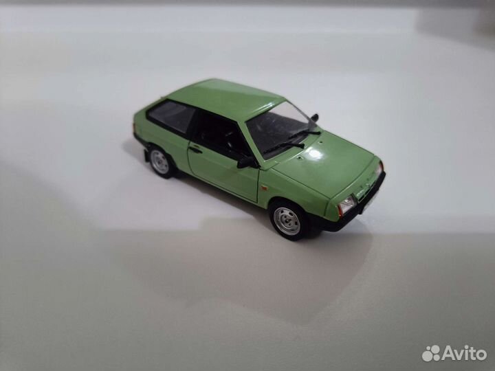 Модель автомобиля 1:43