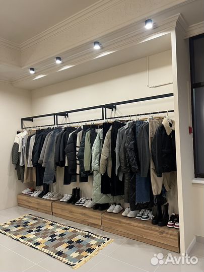 Рейлы в аренду, в магазине женской одежды