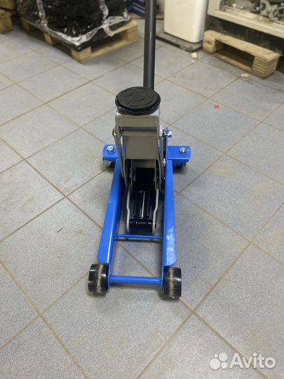 Домкрат подкатной 3 т для шиномонтажа