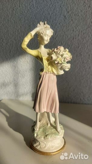 Статуэтка Девушка с букетом СССР