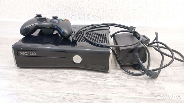 Xbox 360 slim прошитая с играми полный комплект