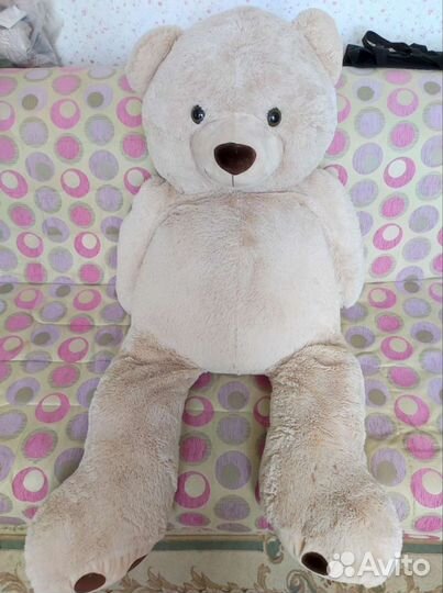 Большой плюшевый медведь