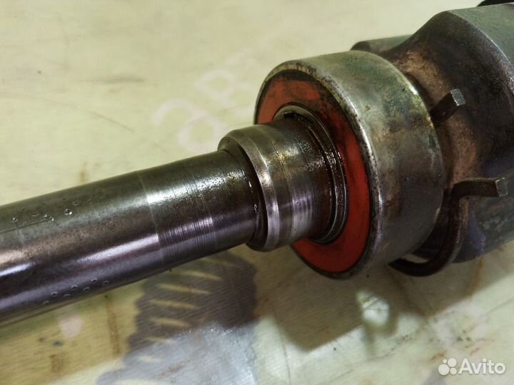 Ось привод шрус передний правый Toyota Matrix