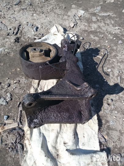Продам кронштейн опоры двигателя
