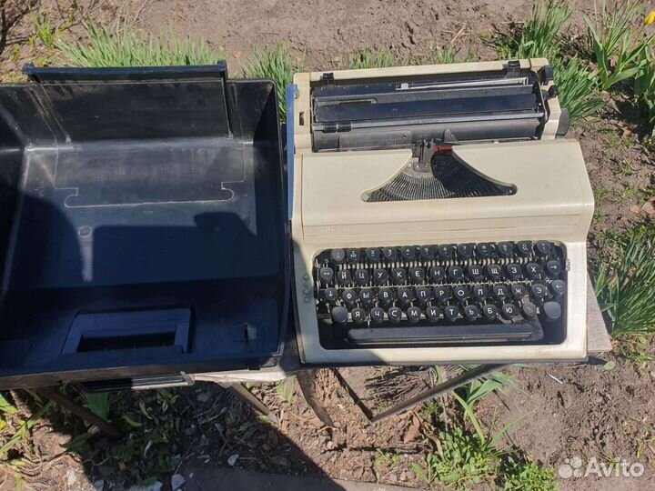 Печатающая машинка Любава