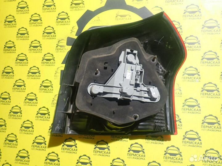 Фонарь задний левый Toyota Corolla E12 2001-2007