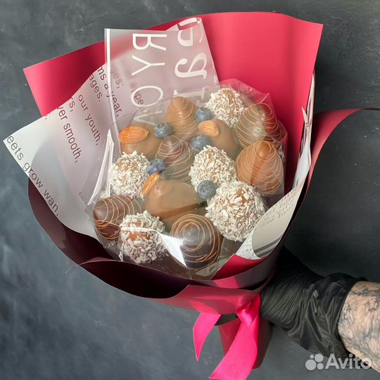 Клубника в шоколаде букеты конфеты