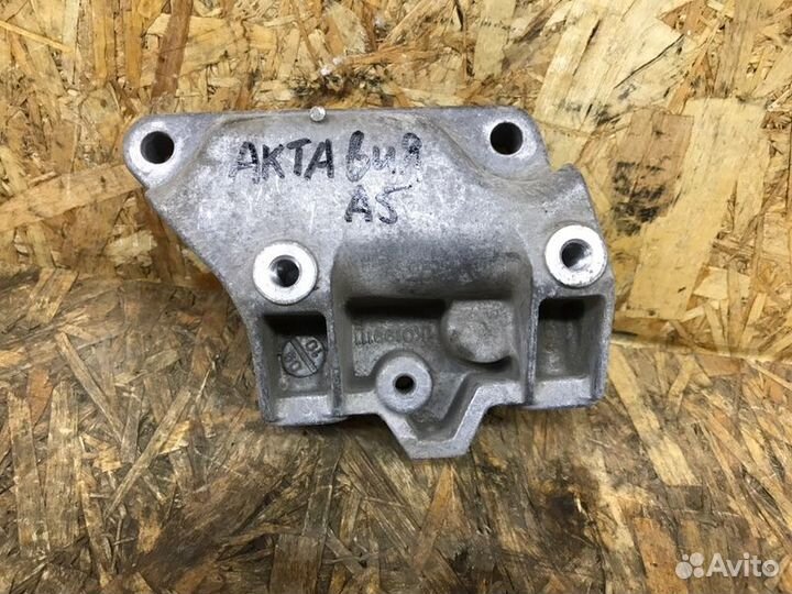 Кронштейн кпп левый Skoda Octavia A5 лифтбек 1