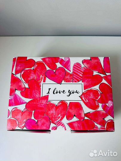 Новая подарочная коробка и ненастоящие деньги