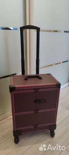 Чемодан для мастера маникюра или визажиста