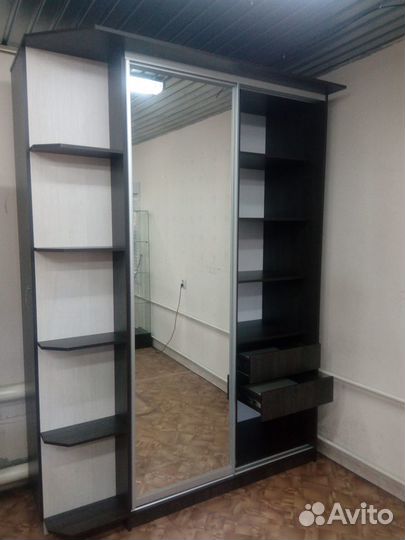 Шкаф купе корпусный с зеркальной дверью