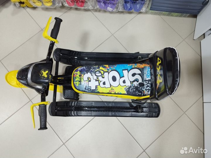 Детский снегокат со спинкой и ремнем