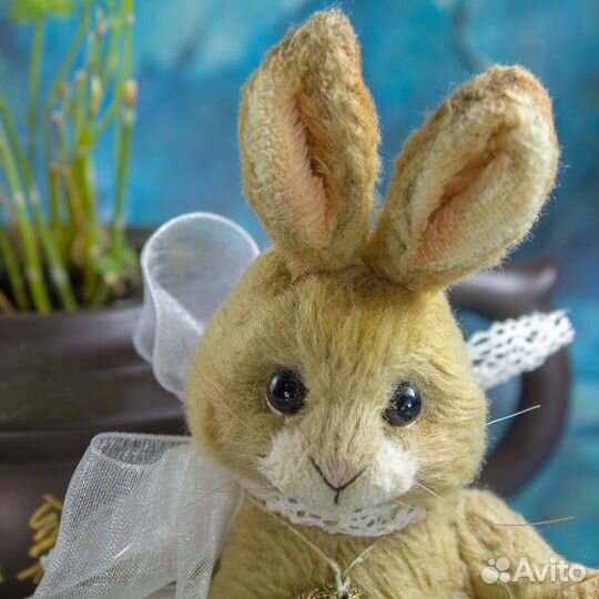 Плюшевый зайка тедди с бантом и амулетом