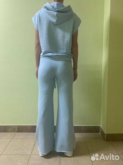 Спортивные штаны и жилеты с капюшоном