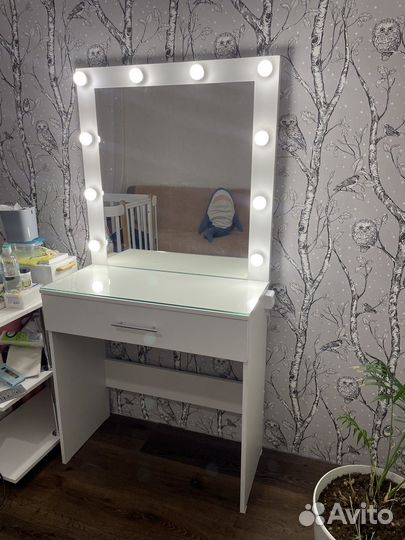 Гримерный столик с зеркалом и подсветкой
