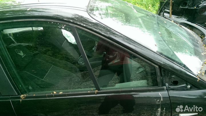 Передняя правая черная дверь сценик 2