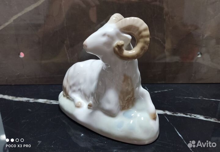 Статуэтка фарфоровая 