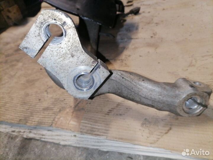 Кулак передний правый Audi A6 C6 AUK JER 2007