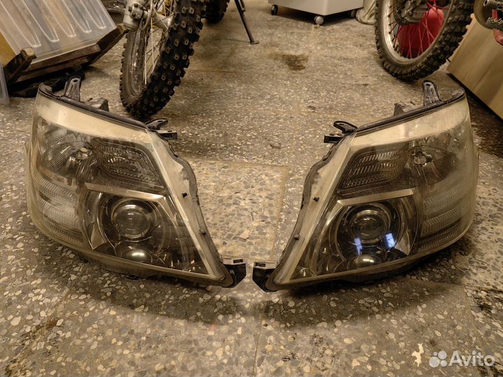 Передние фары на Toyota Alphard