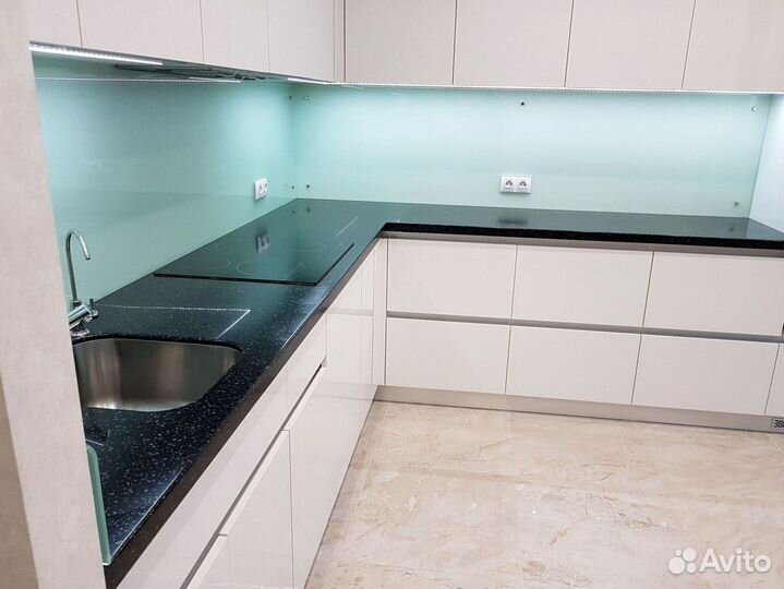 Угловой кухонный гарнитур современный