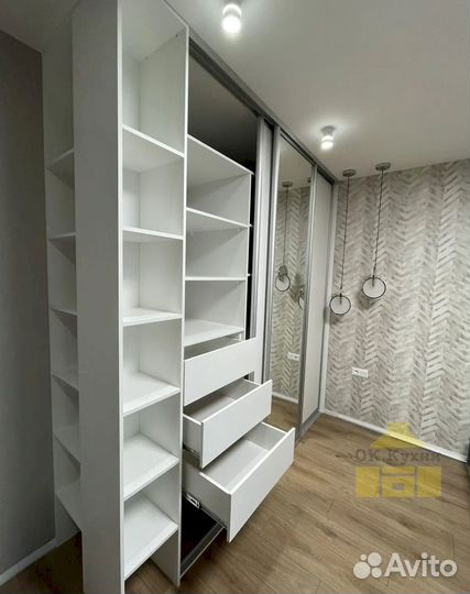 Зеркальный шкаф