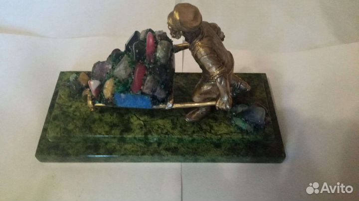 Бронзовая фигурка старателя с самоцветами
