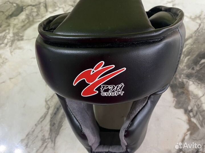 Боксерские перчатки, защита на ноги и шлем бокс