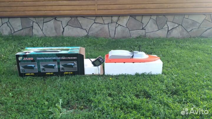 Прикормочный кораблик с эхолотом