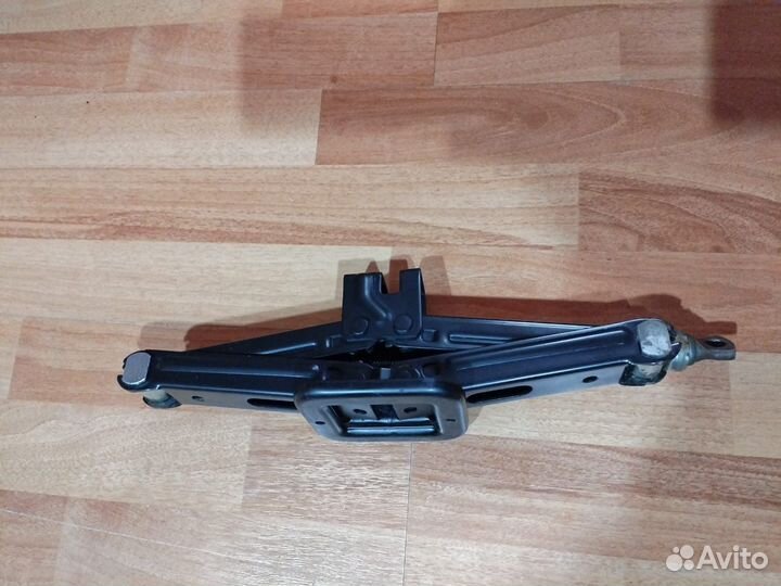 Домкрат автомобильный